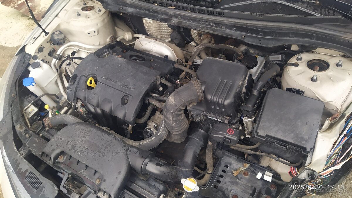 HYUNDAI I 30 1,4 benzín 2012 - 8