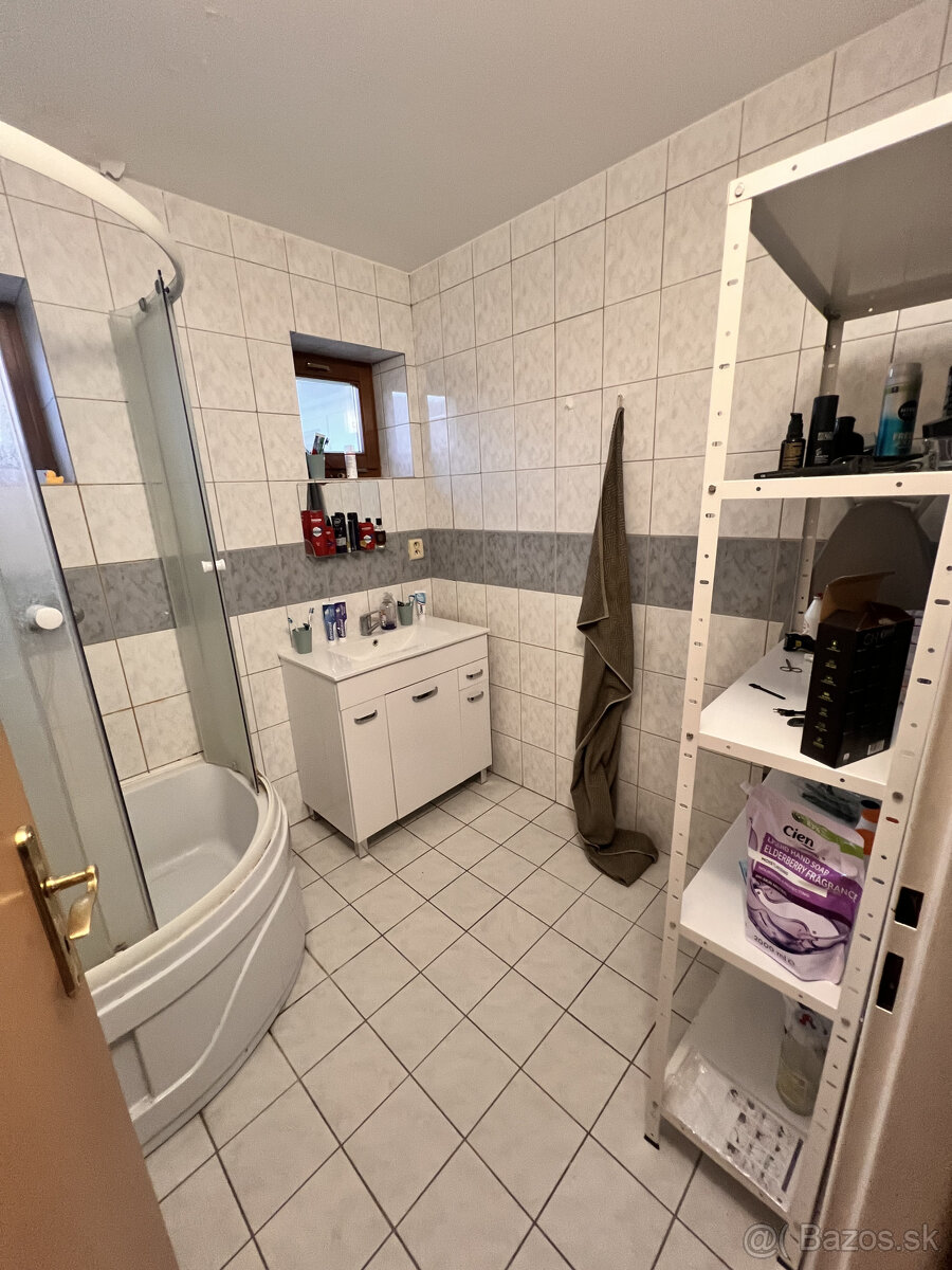 Prenajmeme 4-izbový byt v centre, 110m2 s balkónom - 8