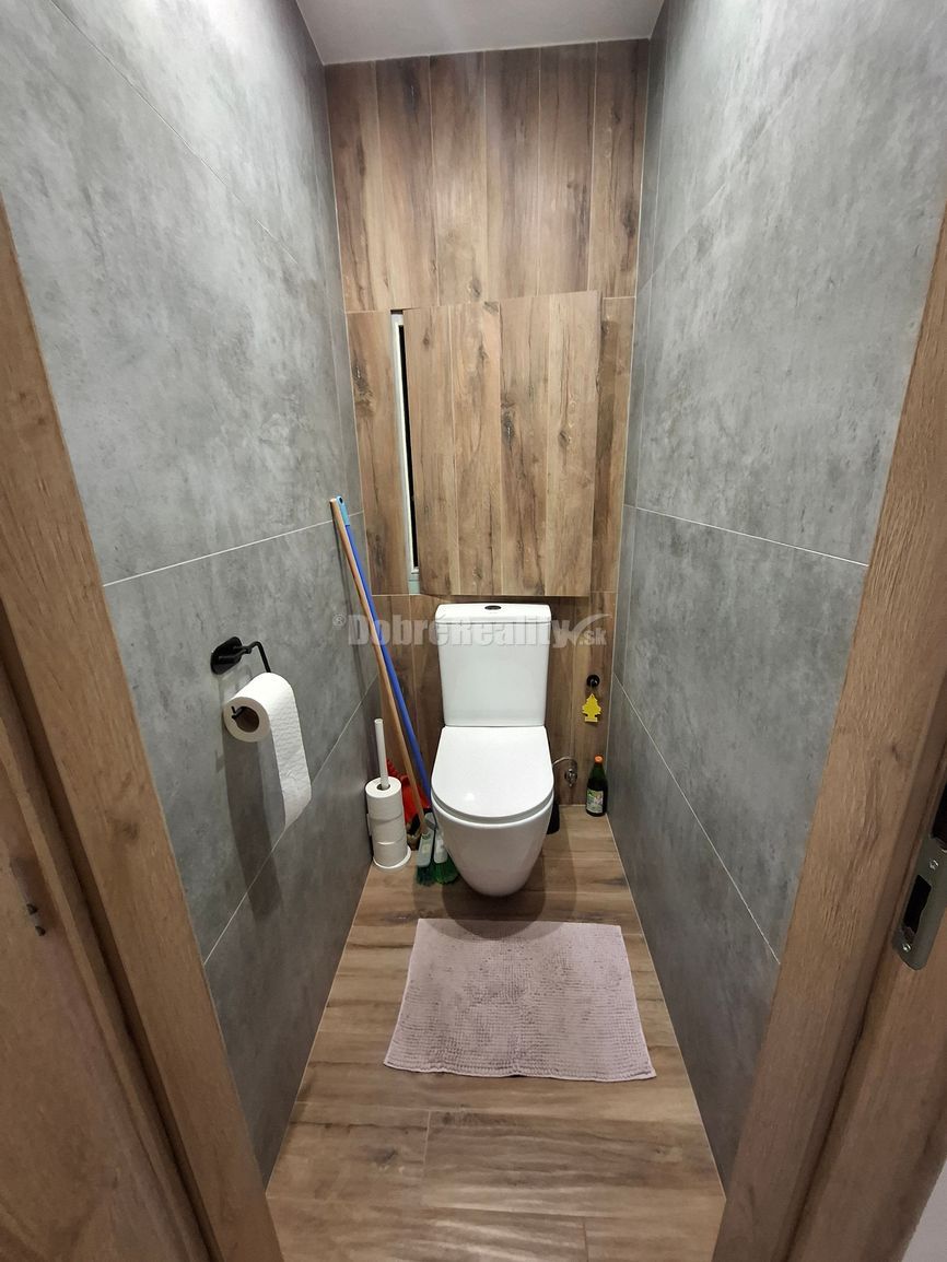 Krásny zariadeny 2izb byt na sidlisku Juh/Šoltesovej ul/ - 8