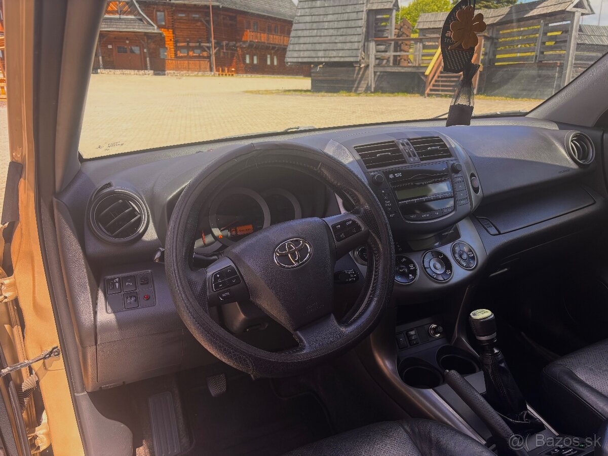 Toyota RAV4 - 8