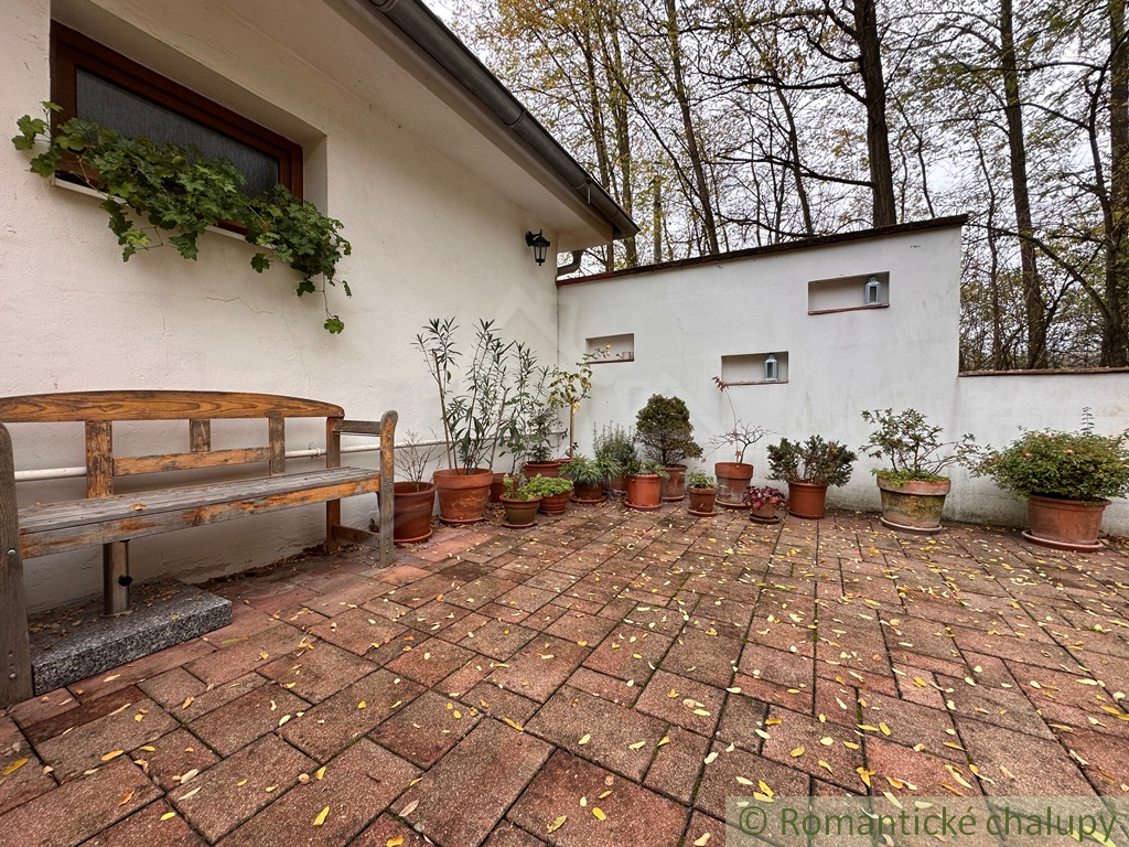 Samota v lese priamo v obci Semerovo Unikátny domček na k - 8