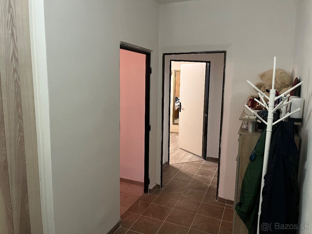 AKCIA Veľký dvojizbový byt s balkónom vo Veľkom Krtisi - 8