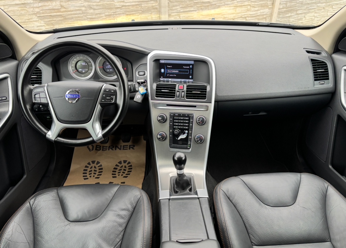 VOLVO XC60 2.4 D3 AWD SUMMUM •Ťažné •Manuál •Panorama - 8