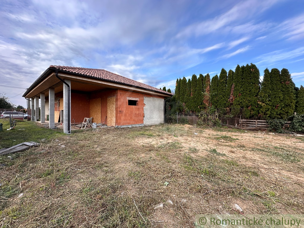 Znížená cena Rozostavaný rodinný dom v kľudnej uličke v - 8