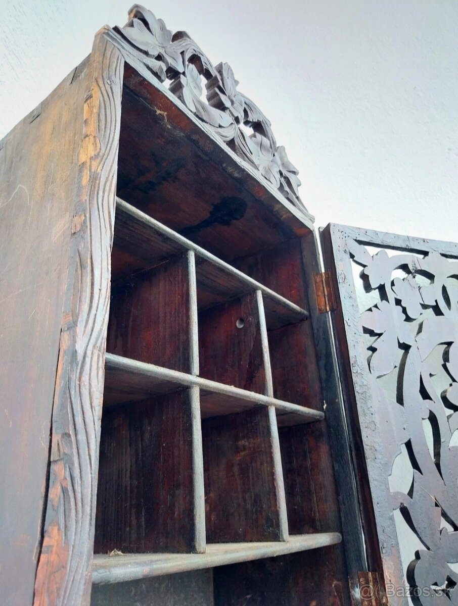 STAROŽITNÁ RUČNÁ DREVOREZBA / ÚLOŽNÁ SKRINKA / 19 x 36 x 67 - 8