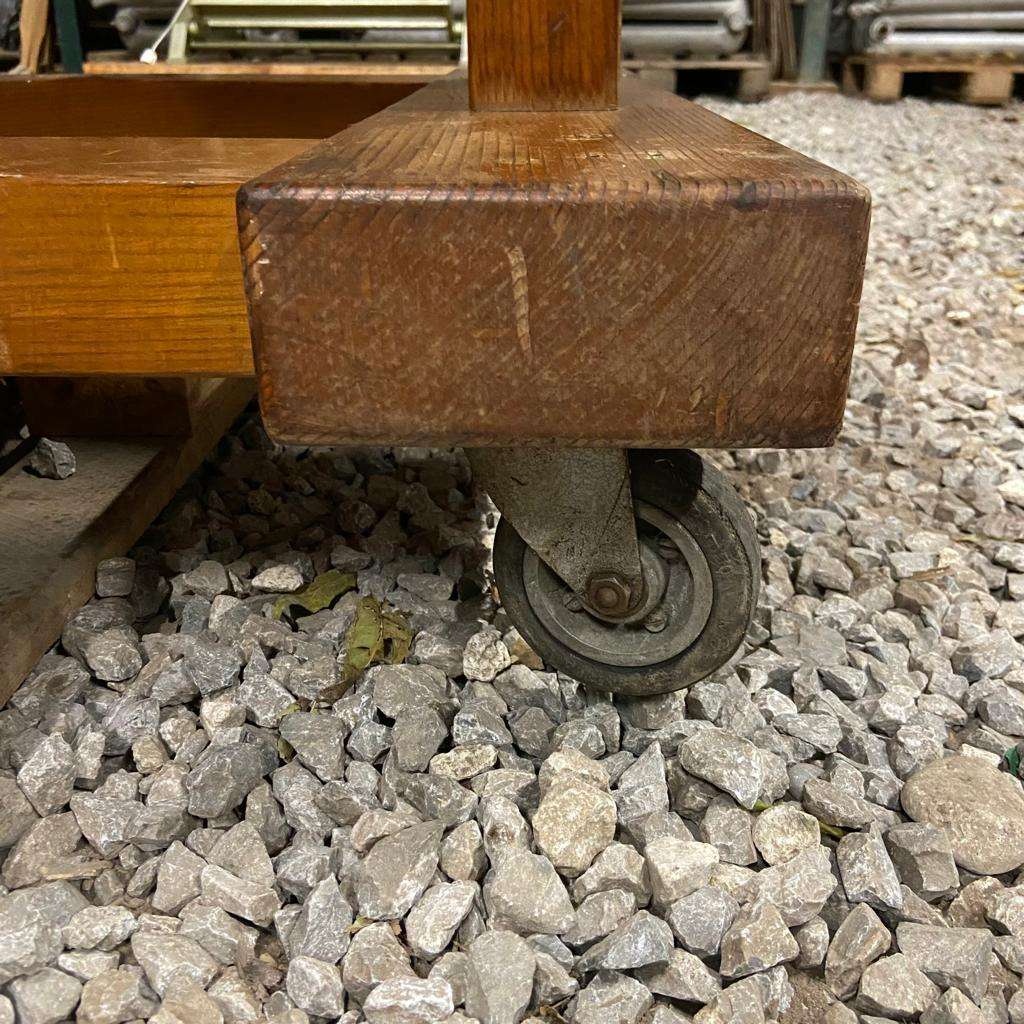 Masívny vitrínový stôl - 8