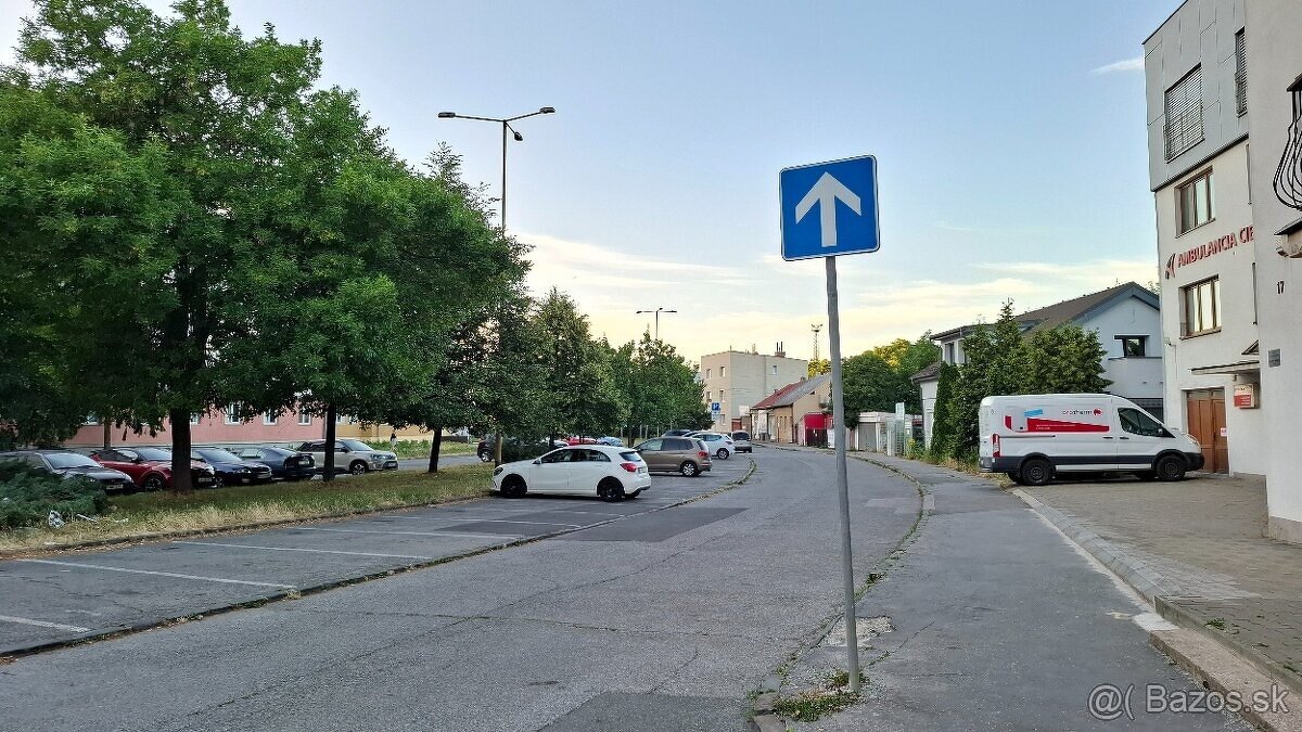 Prenajmem suchú peknú veľkú garáž KE Juh Krivá ul. po rekonš - 8