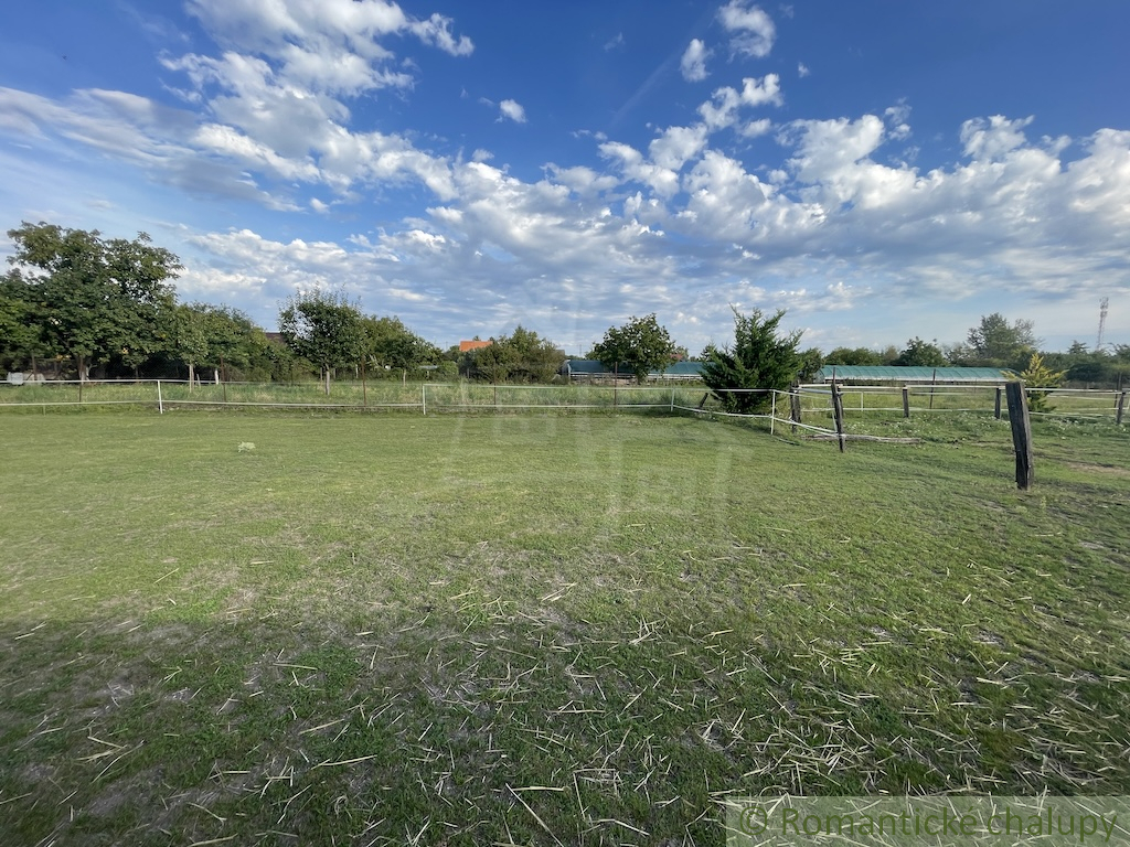 Priestranný stavebný pozemok s malým domčekom v kľudnej ča - 8