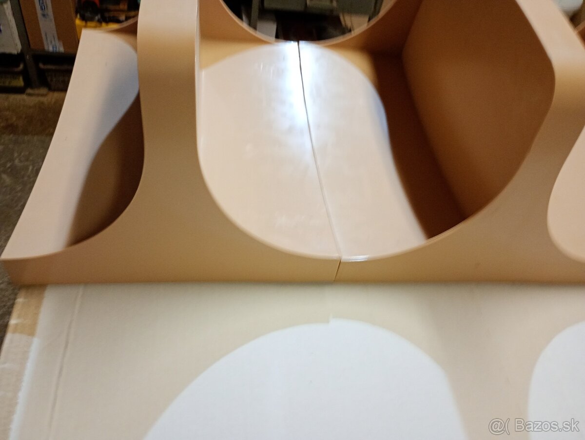 Police do kúpeľne - 8