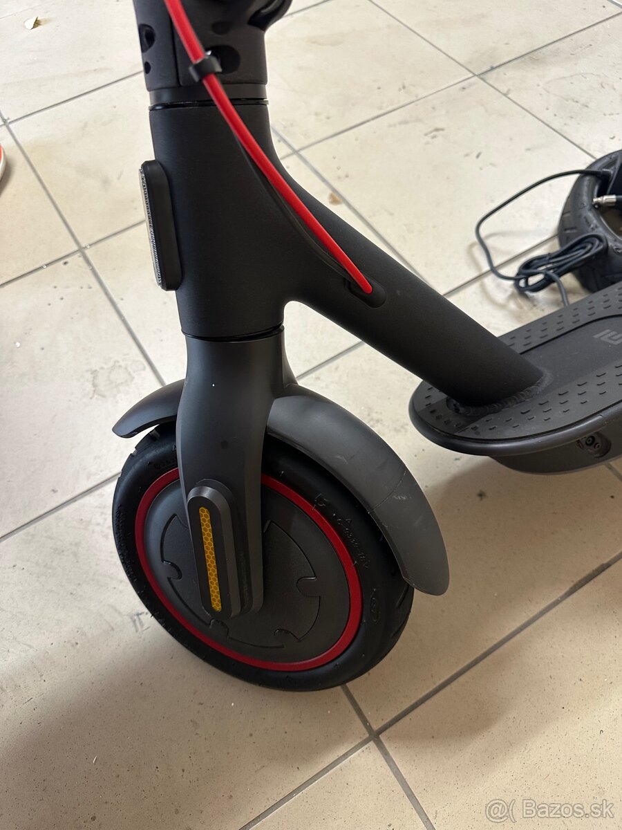 Predám zánovná kolobežka XIAOMI pro 2, nájazd 125km - 8