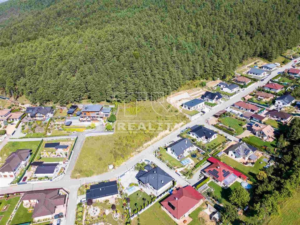 STAVEBNÝ pozemok na predaj v obci Pružina - 8