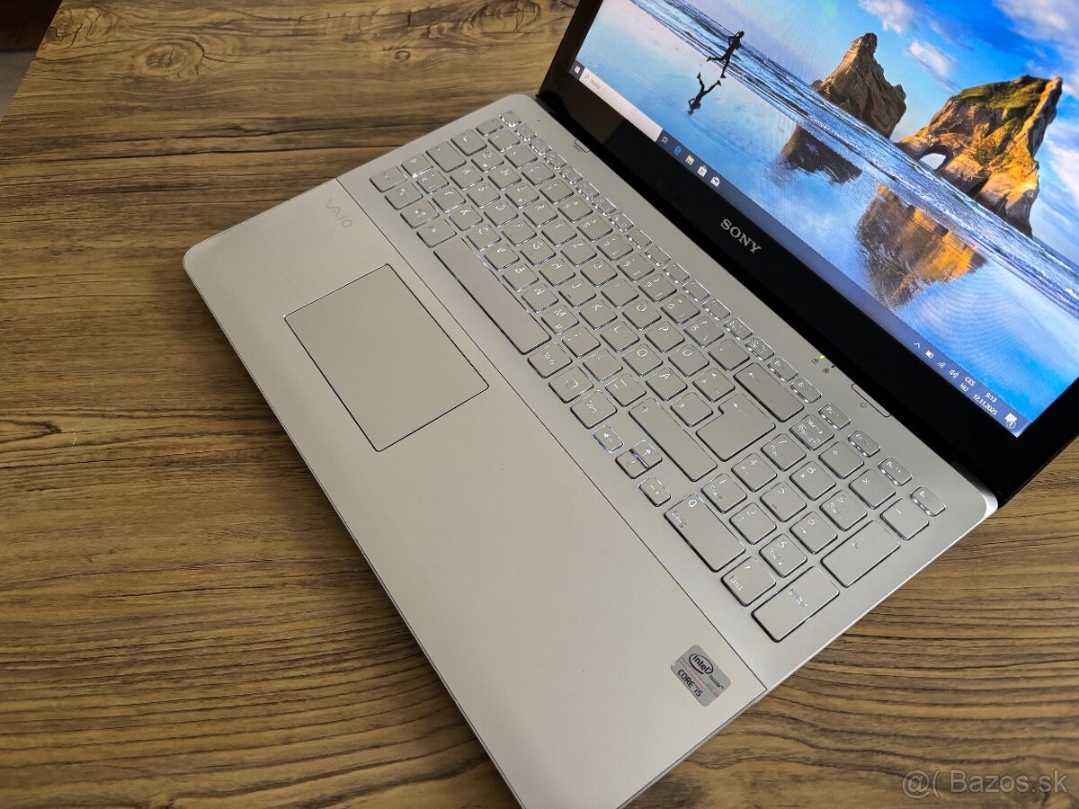 15.6"/Notebook/i5-3337/8GB RAM/750GB HDD/2x Grafická karta - 8