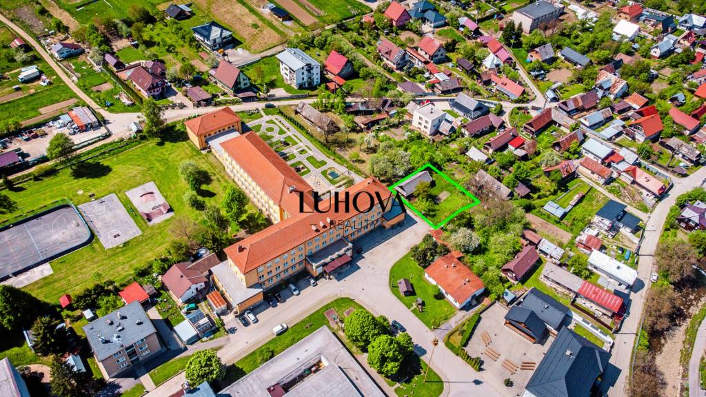 PAPRADNO_Krásny, slnečný pozemok v centre obce - 8