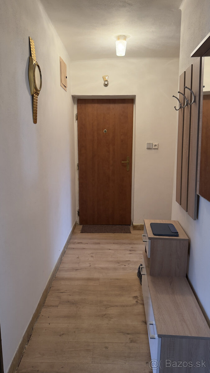 NA PREDAJ: 2i byt s balkónom v pôvodnom stave Valaská ul.TDH - 8