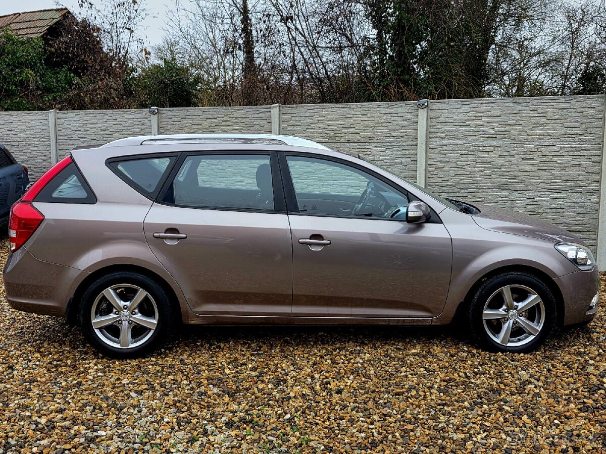 Kia Ceed SW • 1.4i • Facelift 2011 • 59 tisíc KM • Nová STK - 8