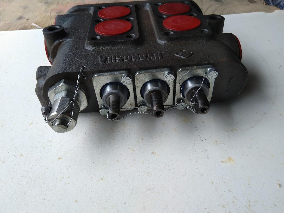 hydraulický rozvádzač R-100 - 8