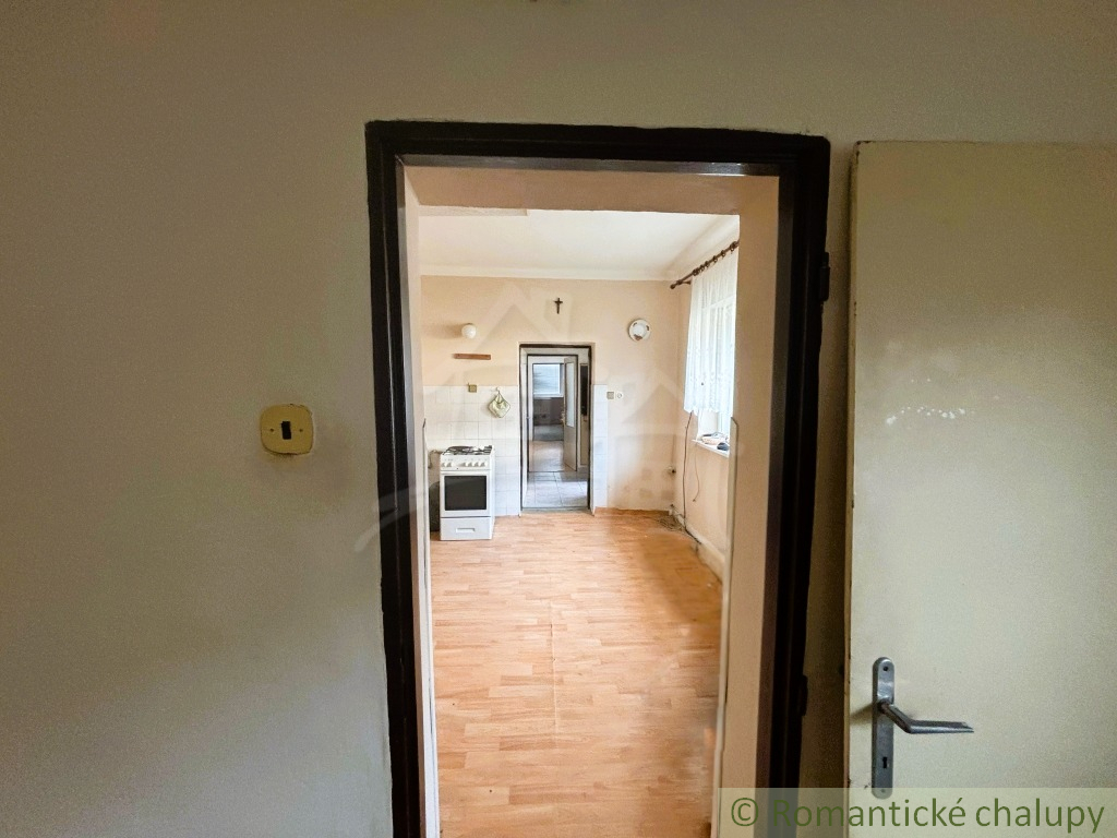 3-izbový rodinný dom s garážou v centre obce Jakubov , okr - 8