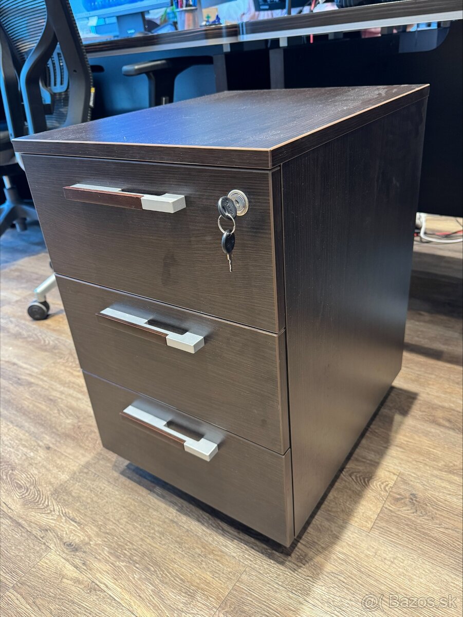 Kancelársky nábytok - 8