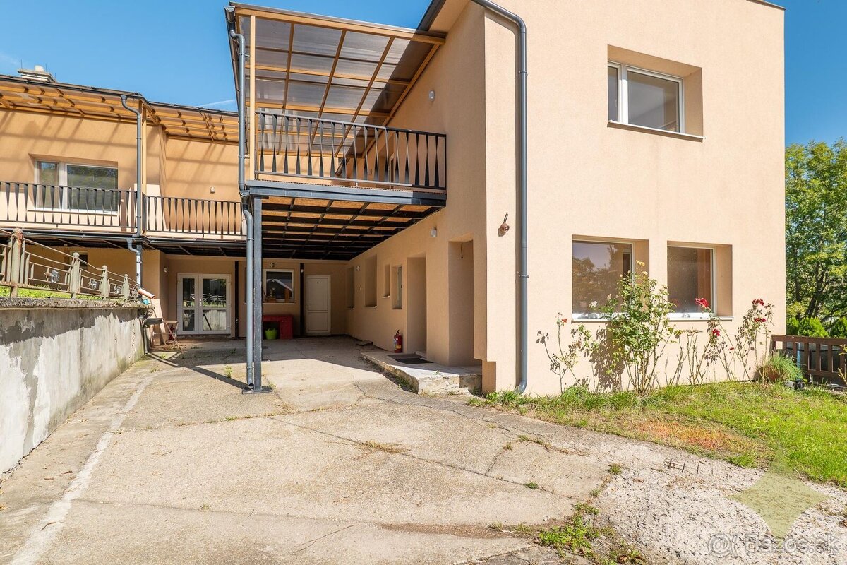 Exkluzívne na predaj krásny rodinný dom so 4mi apartmánmi s - 8