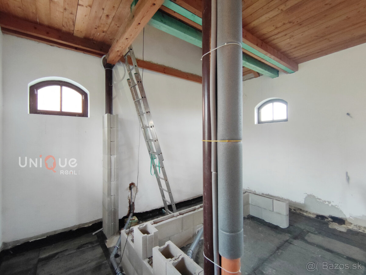 NA PREDAJ ROZOSTAVANÝ RODINNÝ DOM V ZLATNEJ NA OSTROVE - 8