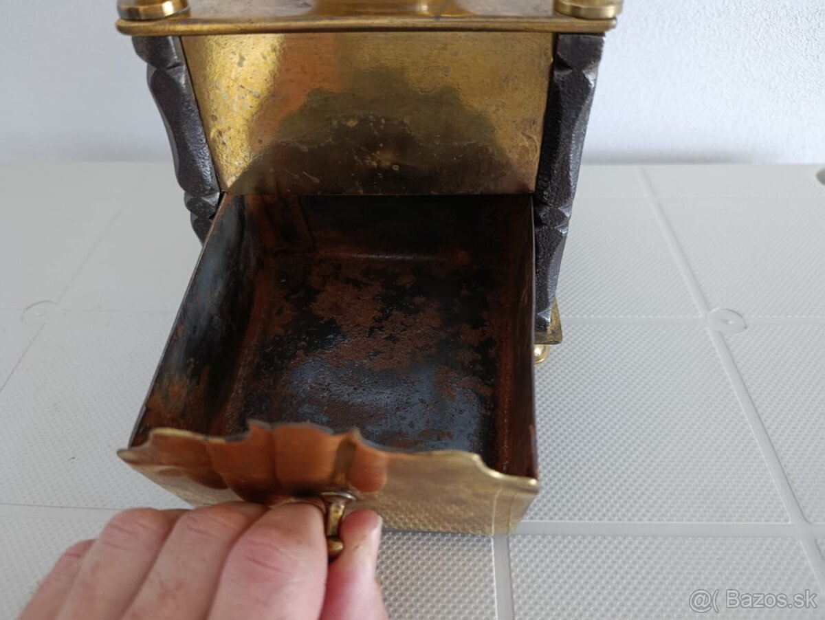 Krásný starožitný mlyncek na kavu, ručně kované sloupky. - 8