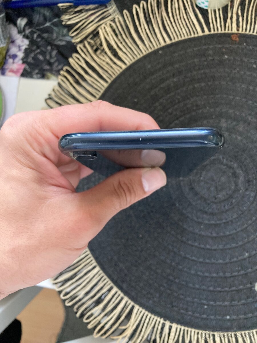 Apple iPhone XR - 8