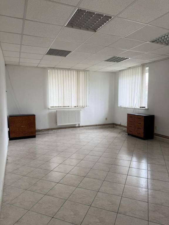 Sklad 33m2, 67m2, 108m2, kancelárie 19m2, 32m2 v areáli. Šen - 8