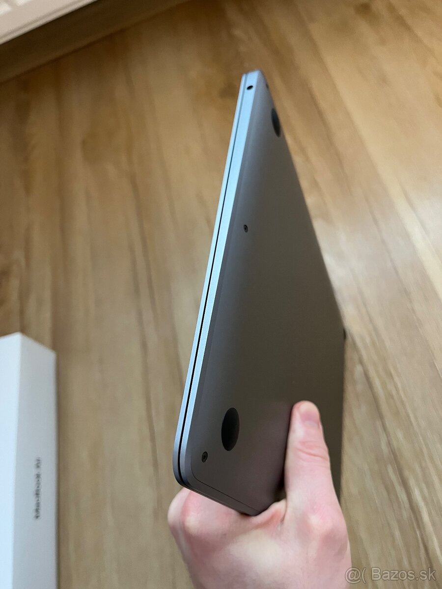 Apple MacBook Air 13 M1 256 GB - kozmicky sivý - 8