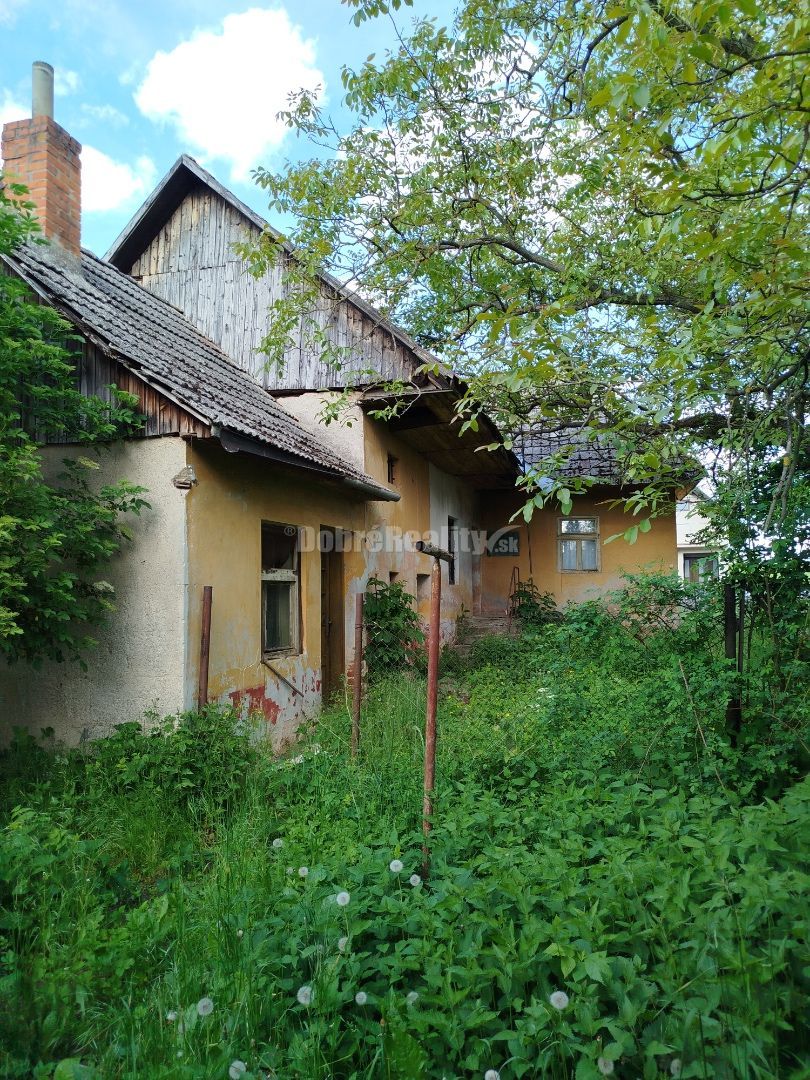 Veľký stavebný pozemok s rodinným domom v tichom prostredí . - 8