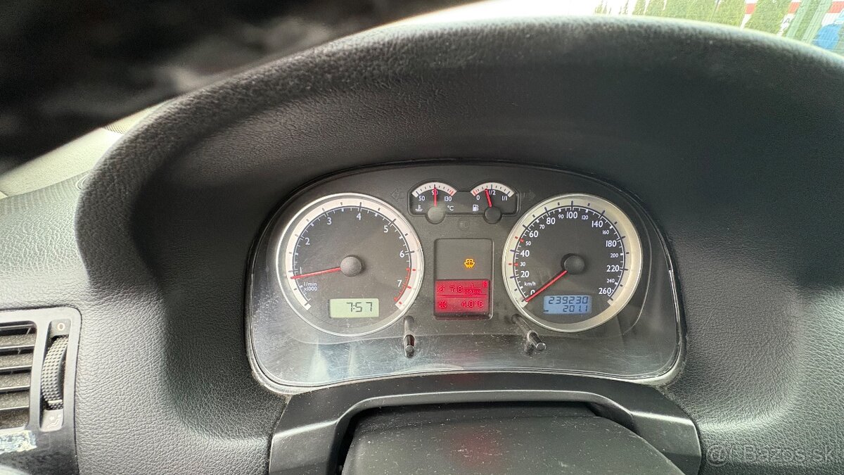 Volkswagen Bora Variant 1.6 16V Comfortline - 8