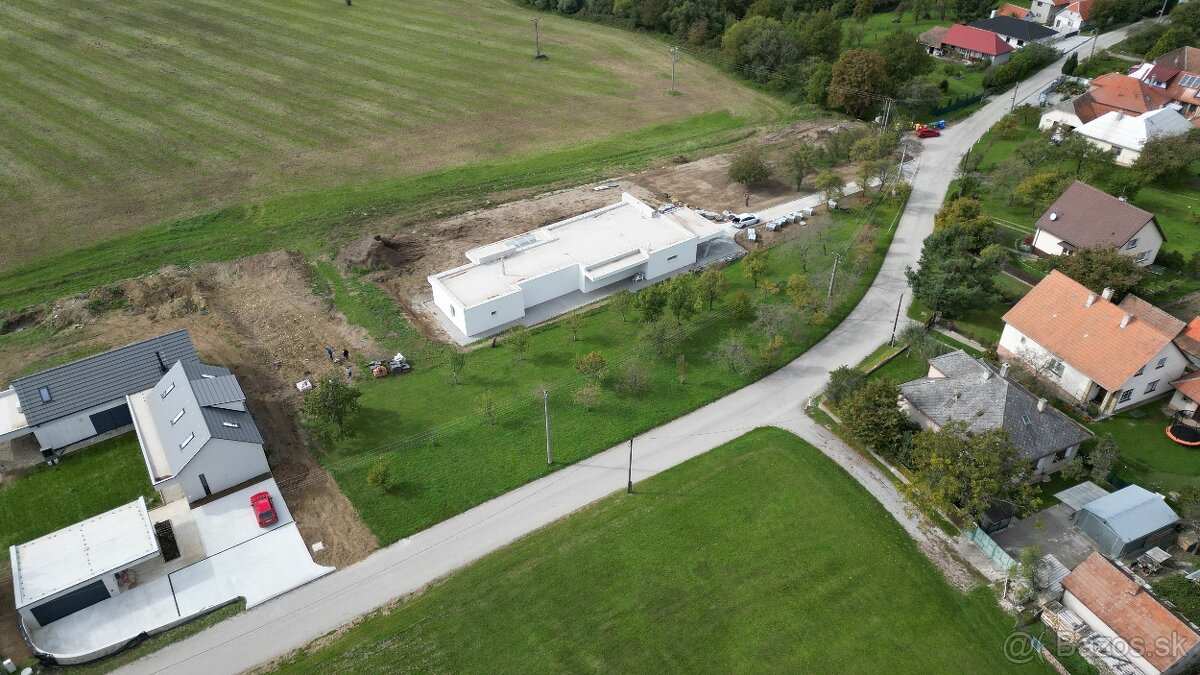 Ponúka na predaj pozemok v obci Poriadie u Vlčkov - 8