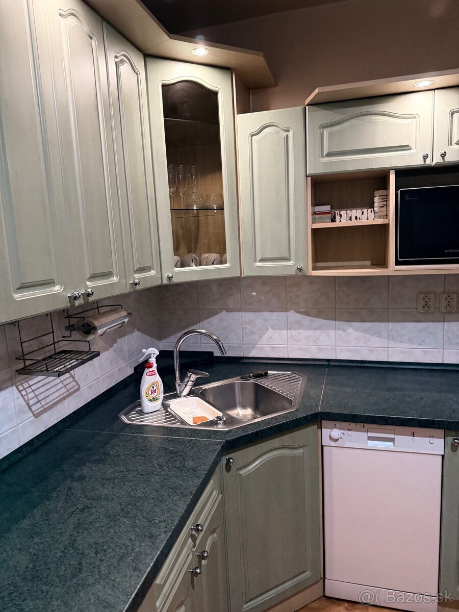 Kuchynská linka plus stolík so spotrebičmi - 8