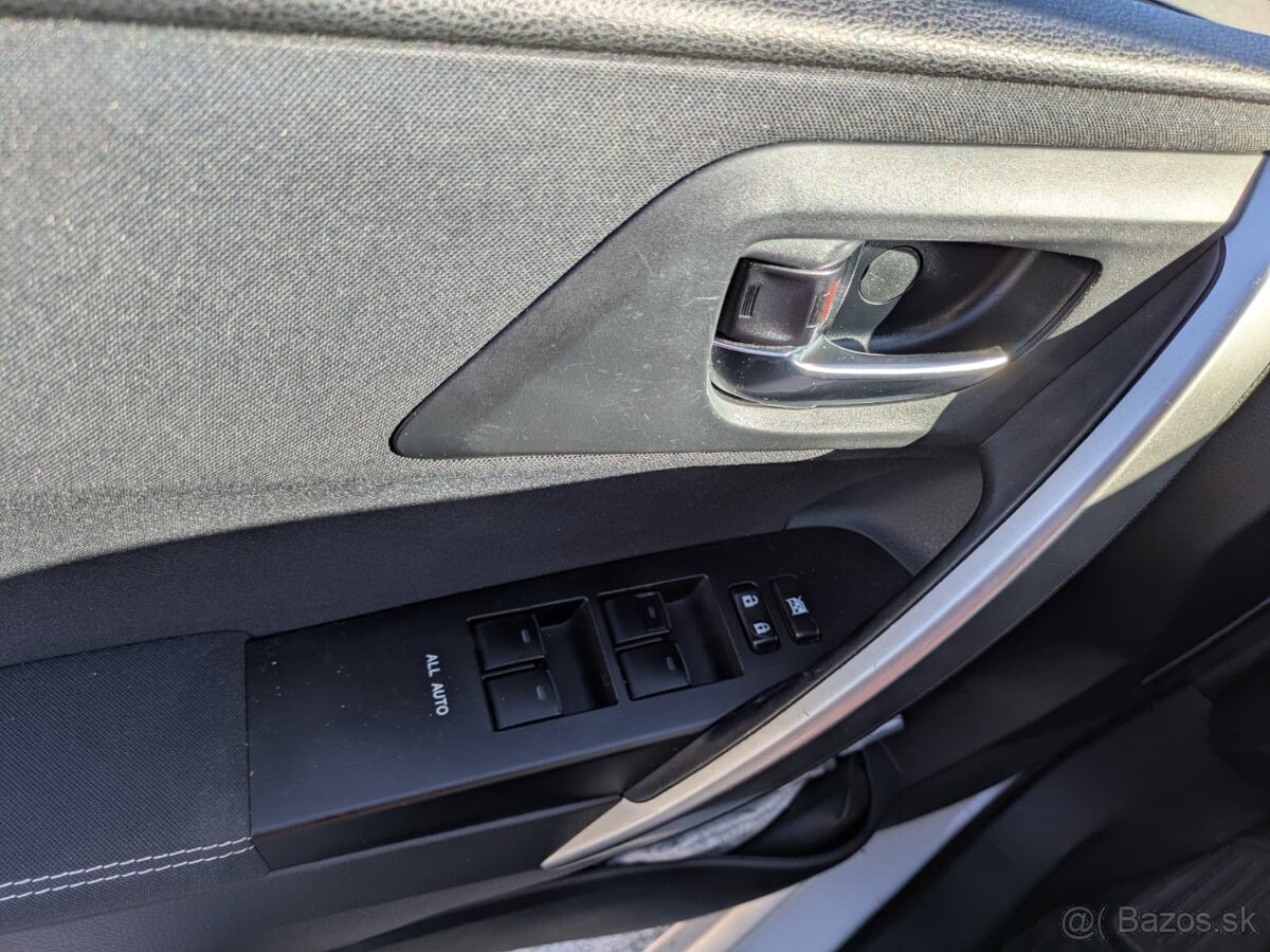 Toyota Auris TS 1.8 Hybrid - 8