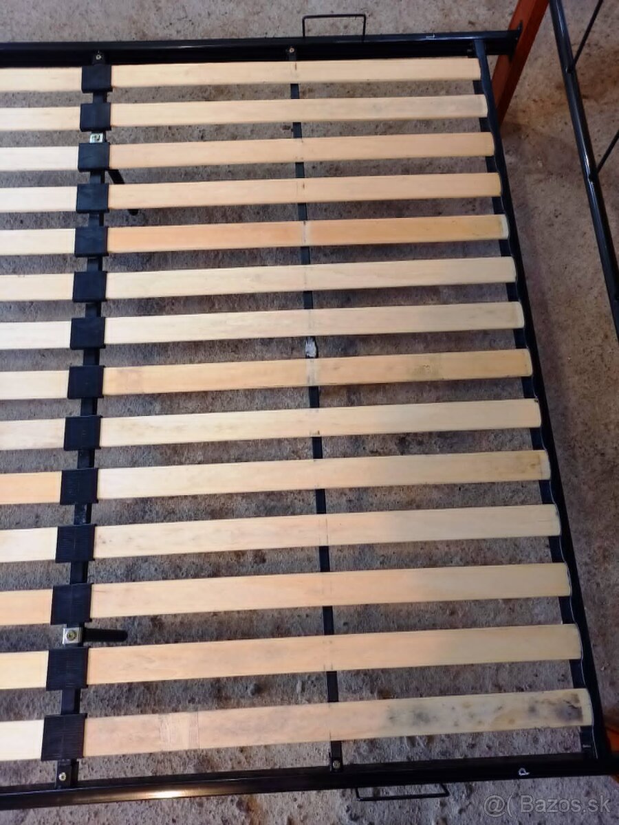 Čierna kovová posteľ s matracmi - 8