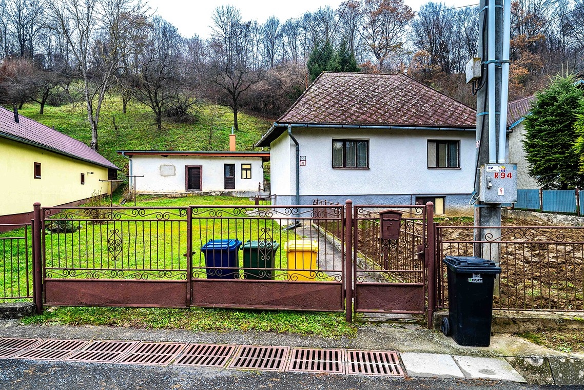 GIRALTOVCE-veľký pozemok 2.196 m2, podpivničený dom, 3xizba - 8