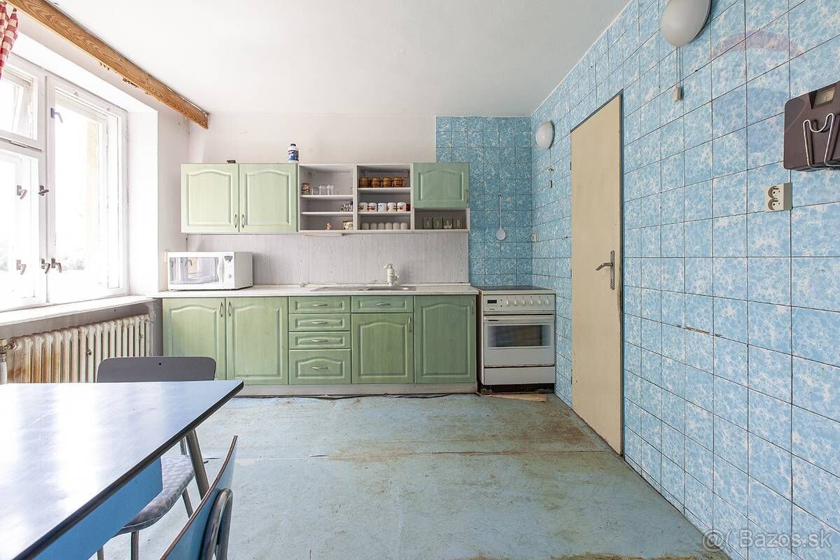 NA PREDAJ: Rodinný dom s veľkým pozemkom (6800 m2) a nádhern - 8