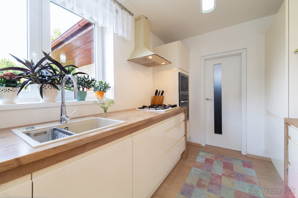 REZERVOVANÉ: Na predaj priestranný dom s veľkým pozemkom v P - 8