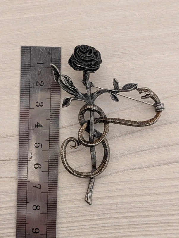 Vintage gotická brošňa Alchemy – ruža a had, ručná práca z A - 8