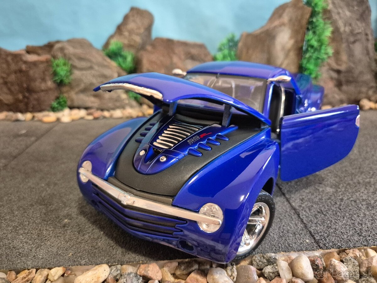 Prodam model 1:18 chevrolet SSR - 8