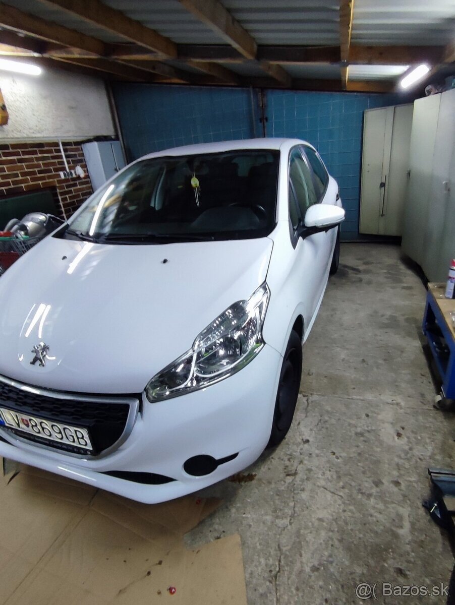 Peugeot 208 1.0 - 8