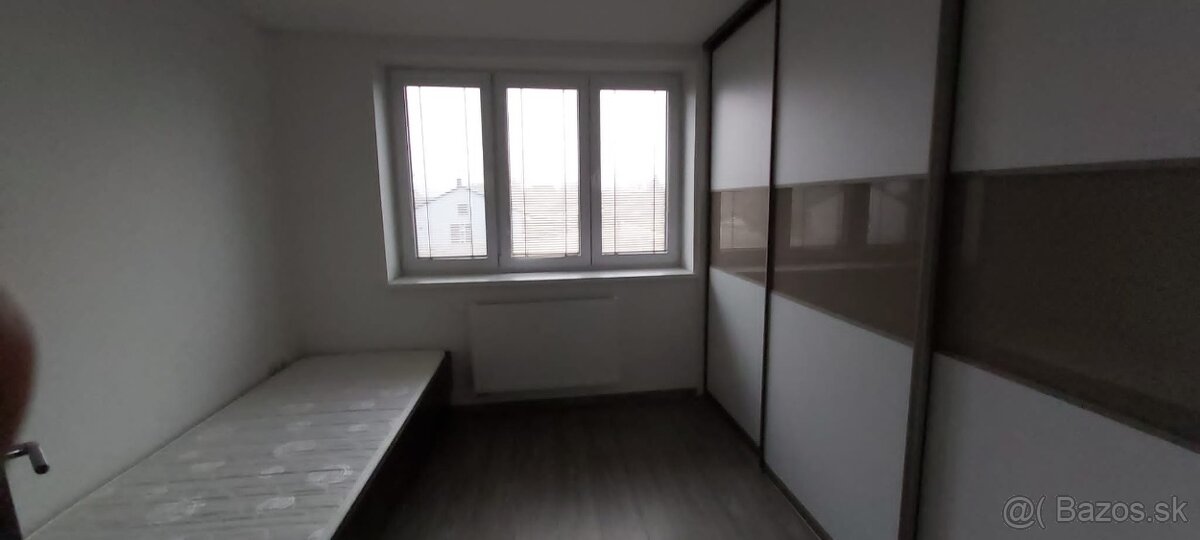 Prenájom 4 izbového bytu v RD - 8