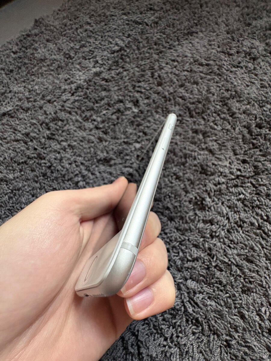 iPhone 8 - 100% batéria - 8