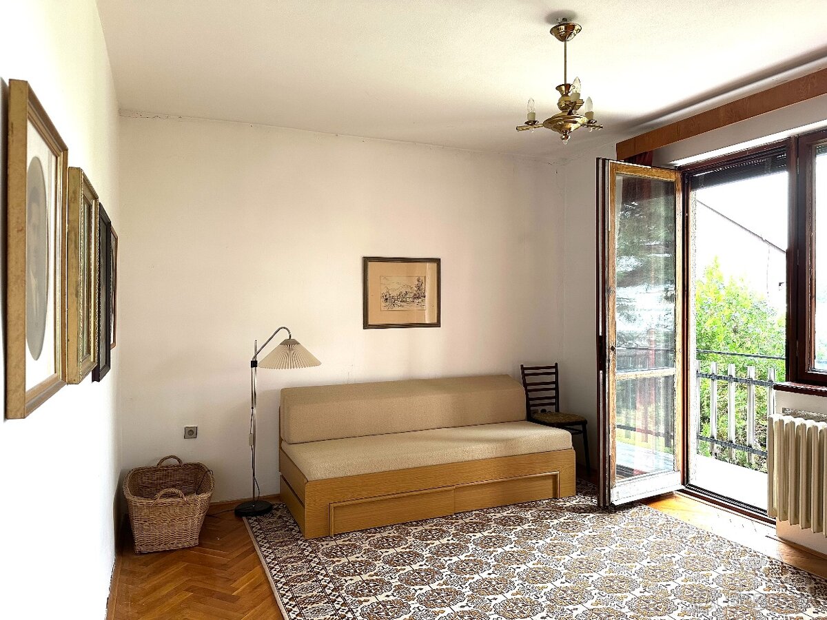 Dvojpodlažný priestranný rodinný dom so záhradou - 8