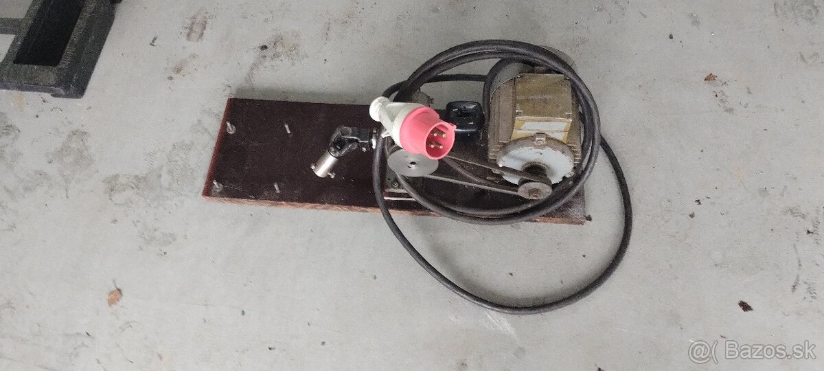 Predám ponk, kovovú skriňu, motor s prevodovkou na mlynček - 8