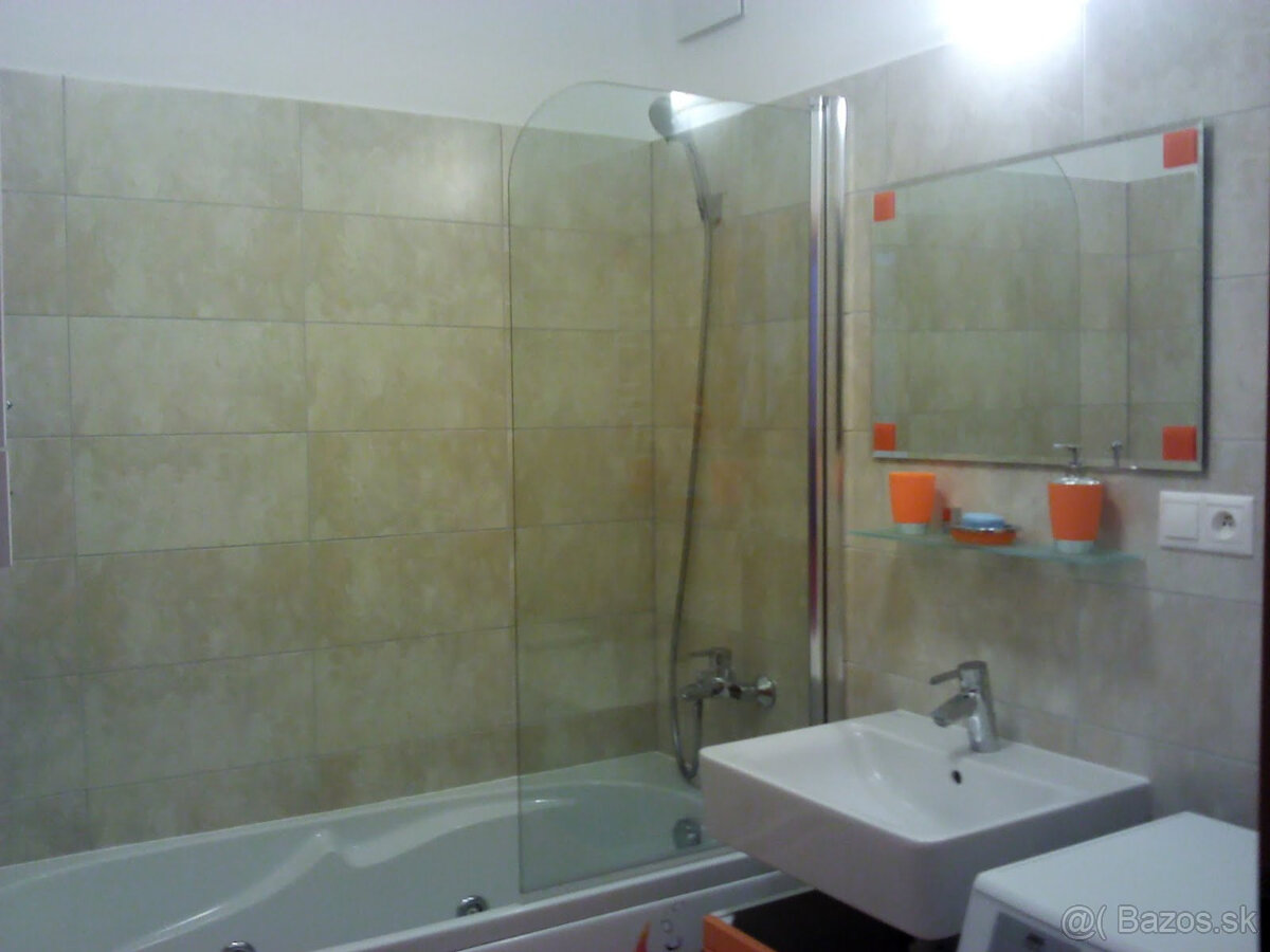Prenájom 2-izbového zariadeného bytu s garážou v RETRE - 8
