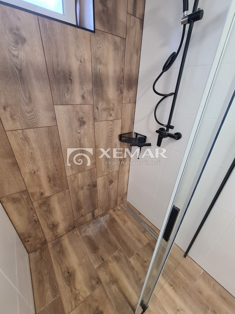 Na predaj obytný priestor s terasou v rodinnom dome v Hri... - 8