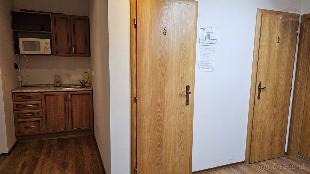 Prenájom troch kancelárií, 87 m², Farská 10, Nitra - 8