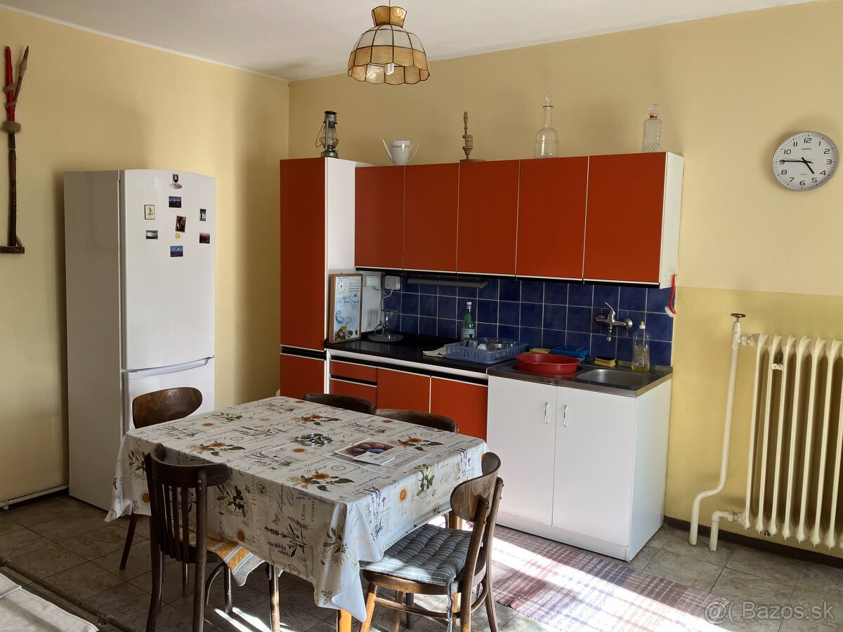 Priestranný rodinný dom pod Tatrami s kachľovou pecou - 8