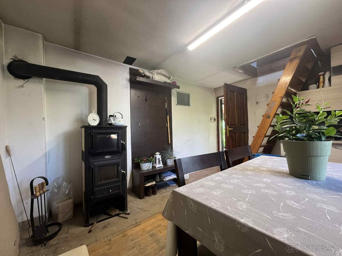 Murovaná chatka so záhradou Darmovise - 8