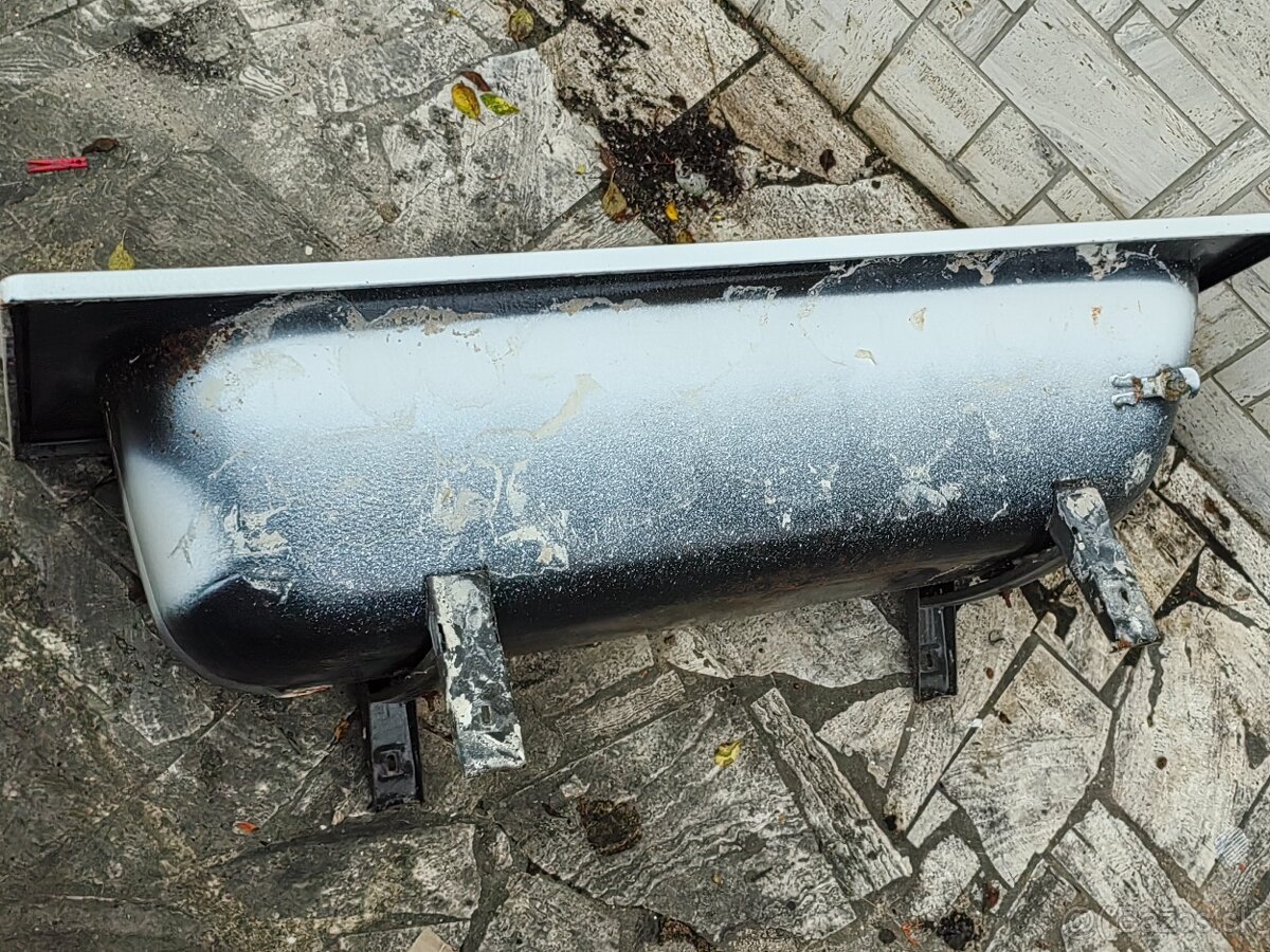 Bojlery, pisoáre, umývadlá, WC kabínky. - 8